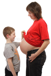 孩子看着她怀孕母亲的肚子