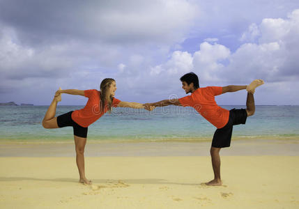 年轻夫妇做瑜伽运动