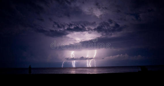 海上的雷雨和闪电