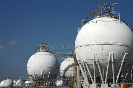 大型炼油厂白罐