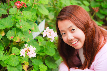 年轻的亚洲女人在花园里微笑