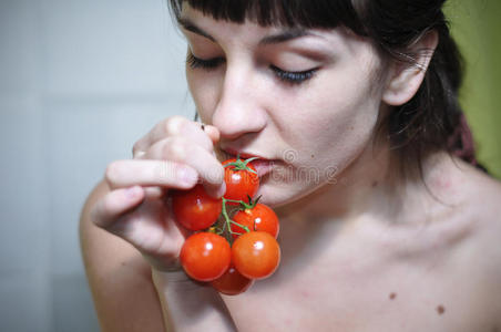 吃西红柿的女孩