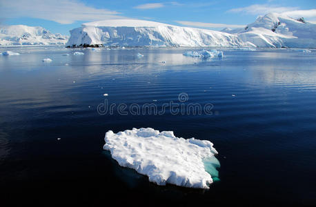 南极景观中的小冰山