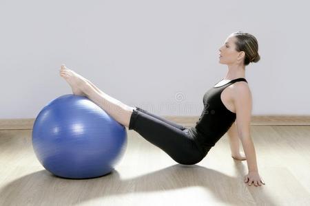 普拉提女子稳定球健身瑜伽