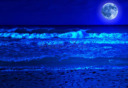 午夜满月的暴风雨海滩
