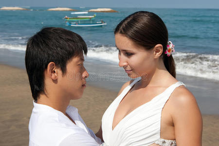 海滩上的浪漫情侣