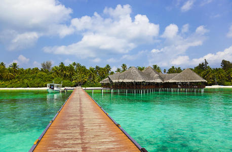 马尔代夫热带海滩上的水上咖啡馆