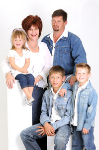 一个有三个孩子的年轻家庭的画像