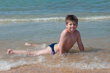 男孩在海里游泳