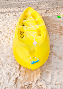 黄色皮划艇