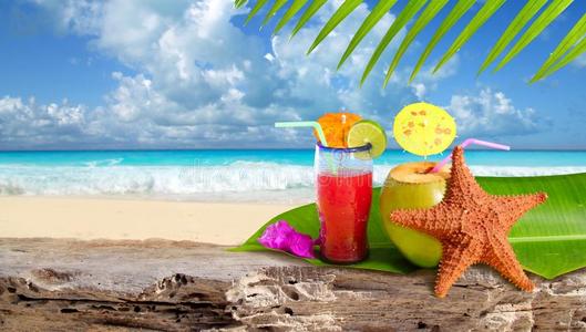 椰子鸡尾酒海星热带海滩