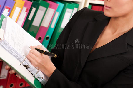 女人在文件夹里填文件图片