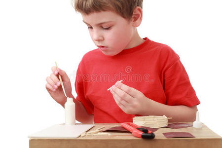 小桌子上的小男孩工艺品图片