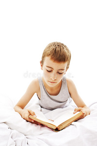 在床上看书的小学生。