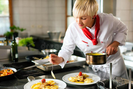 餐厅或酒店厨房女厨师