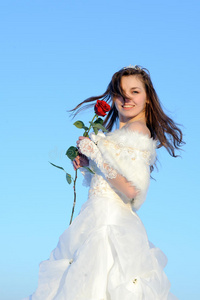 少年穿着白色婚纱与玫瑰合影