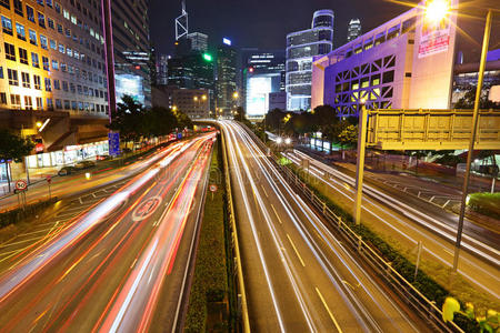 夜间快速行驶的汽车