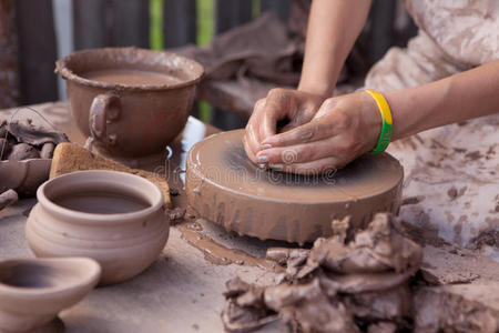 陶工塑造一件陶器