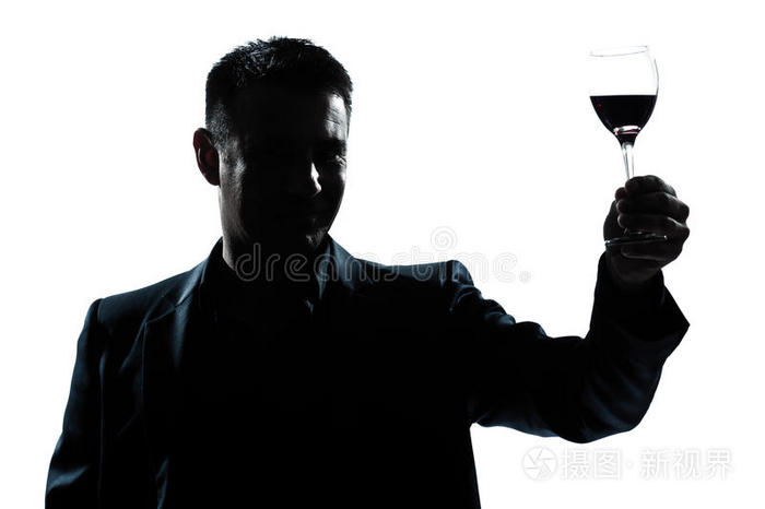 一个人站起身来敬酒