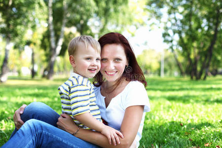 年轻的母亲和儿子在夏日公园