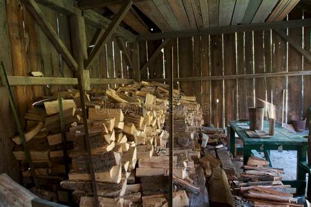 旧木屋劈柴