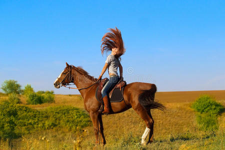骑马的女孩