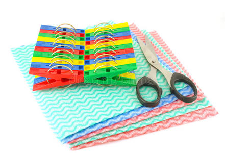 彩色衣钉剪刀和餐巾纸