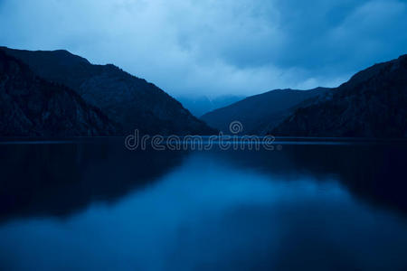 吉尔吉斯斯坦的沙里切列克湖，夜景