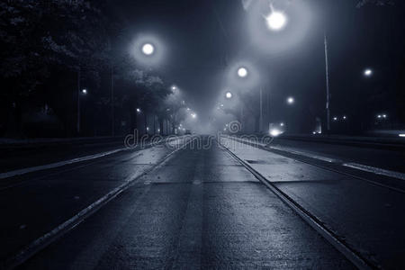 晚上街上有雾