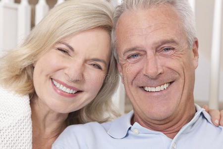 幸福的老年男女情侣在家微笑