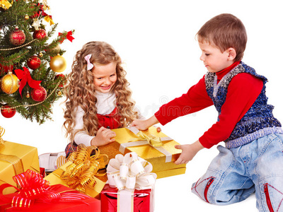 带圣诞礼品盒的孩子们。