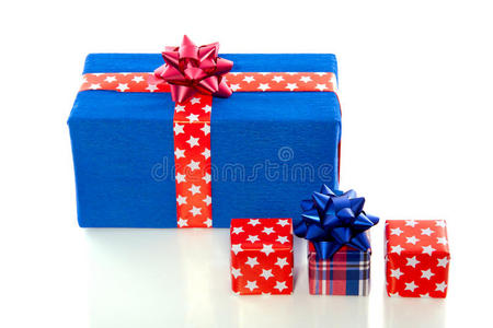 蓝色和红色的礼物和礼物
