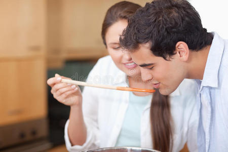 一个男人在吃他妻子的调味汁的特写镜头