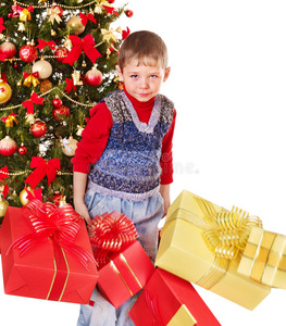 带圣诞礼品盒的孩子。
