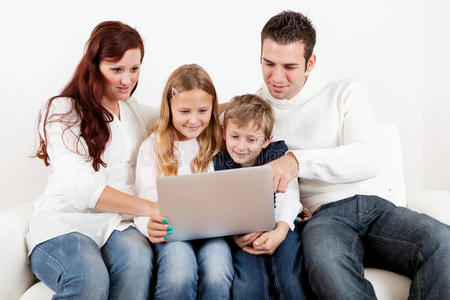 在家使用笔记本电脑的幸福家庭