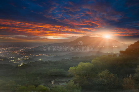 观音山日出为背景图片