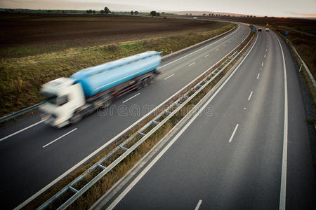 高速公路上的运动模糊卡车