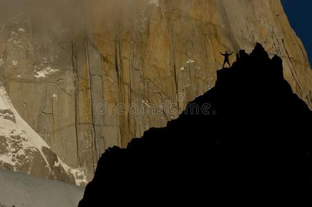 攀岩者面对菲茨罗伊峰花岗岩墙