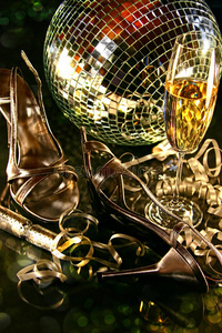 银色派对鞋，配香槟酒杯