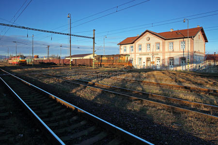 蓝天映衬下的老火车站图片