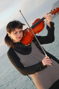 海上年轻小提琴家图片