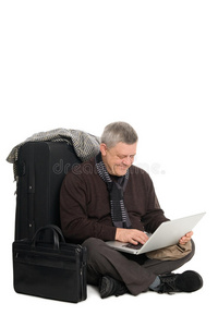 一个人在等飞机拿笔记本电脑。