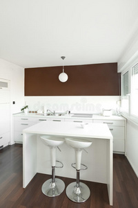 棕色墙壁的现代厨房