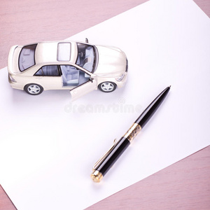 汽车模型和纸笔图片