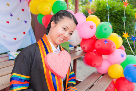 带气球的毕业亚洲女孩