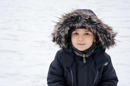 穿雪衣的可爱男孩图片