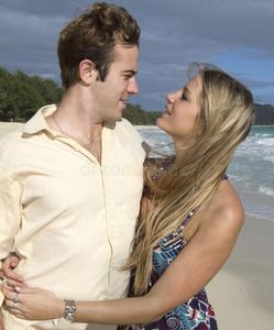 夏威夷海滩上的情侣拥抱