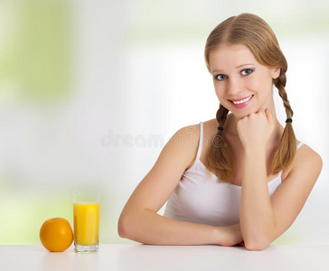 美丽快乐，开朗的女孩，橙汁