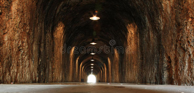 隧道尽头有灯光图片
