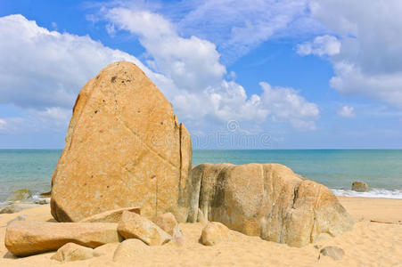 海滩上的大石头